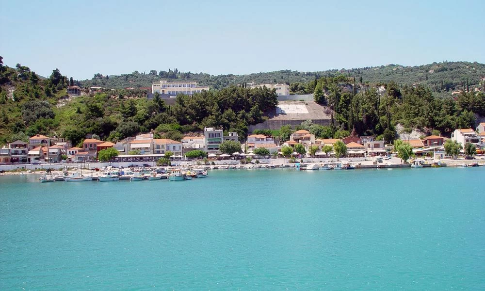 Κύμη: Αυτοκίνητο κατέληξε με «βουτιά» μέσα στην θάλασσα